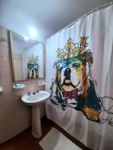 ein Badezimmer mit einem Duschvorhang mit einem Hund mit einer Krone in der Unterkunft Amplio departamento a dos cuadras del río Paraná, a tres de la peatonal y a seis del Monumento a la Bandera. Ambiente familiar. in Rosario