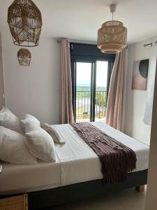 Schlafzimmer mit einem großen Bett und einem Fenster in der Unterkunft Villa Idylle quatre etoiles in Rivière