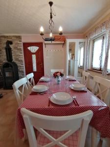 比克克塞克的住宿－Erdőszéli Házikó Vendégház，一张带红白桌布的餐桌