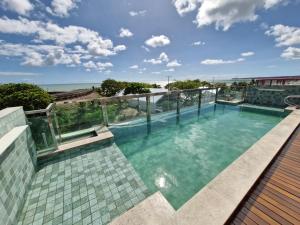 a swimming pool with a view of the ocean at BOUTIQUE FLAT ISRAEL no melhor de JAMPA in João Pessoa
