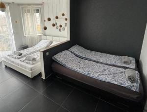 um quarto com duas camas num quarto em Kiad-Lak Apartman em Szeged