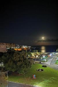 カターニアにあるLuxurious Street Apartmentsの海と夜の街の景色