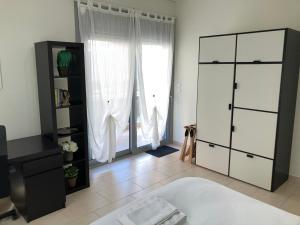 sypialnia z łóżkiem i dużym oknem w obiekcie Lamia central luxury apartment w mieście Lamia