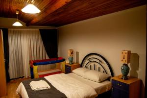 Kaltur Boutique Hotel في يالوفا: غرفة نوم بسرير كبير وموقف ليلتين