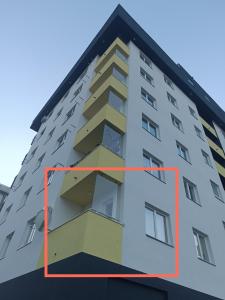 un grand immeuble d'appartements avec une boîte orange dans l'établissement Apartman Samsara, à Sarajevo