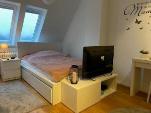 เตียงในห้องที่ Eutin Wohnung Rosenstadt