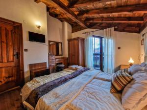 8BD Retreat in Bansko: Comfort & Mountain Charm في بانسكو: غرفة نوم بسرير كبير في غرفة