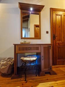 8BD Retreat in Bansko: Comfort & Mountain Charm في بانسكو: حمام مع مرآة ومقعد