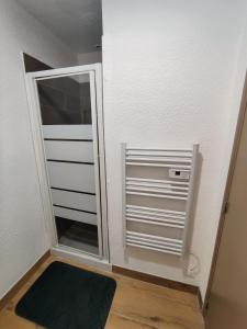 um quarto com uma porta e um espelho em Appart T3 à Pamiers em Pamiers