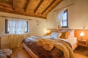 8BD Retreat in Bansko: Comfort & Mountain Charm في بانسكو: غرفة نوم بسرير كبير عليها مناشف