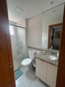 a bathroom with a toilet and a sink and a shower at Mi casa Su Casa Apartment Studio 1 a 4 pessoas in Curitiba