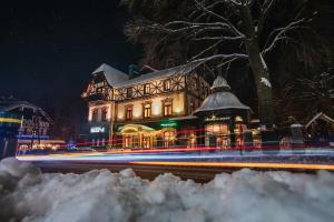 シュクラルスカ・ポレンバにあるFantazjaの夜間の灯りの建物