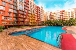瓦斯科达伽马TATA Rio De Goa ,Goodstay 2 BHK Apartment With Pool ,6km from Airport ,201的建筑物前的一个大型游泳池