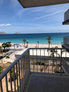 Elle comprend un balcon offrant une vue sur la plage et l'océan. dans l'établissement Terraza Albir, à Albir