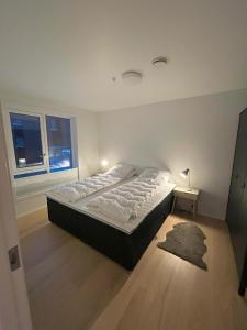 Postel nebo postele na pokoji v ubytování Penthouse city apartment - Tromsø
