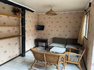 Villa -Guesthousejane & Apartments في نيفاشا: غرفة معيشة مع أريكة وطاولة