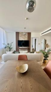 uma sala de estar com uma mesa e um sofá em Best Spacious 1BR at Sky Gardens DIFC em Dubai