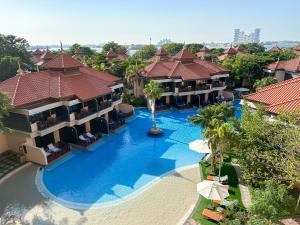 uma vista superior de uma piscina num resort em Fabulous 2BR in Anantara Resort em Dubai