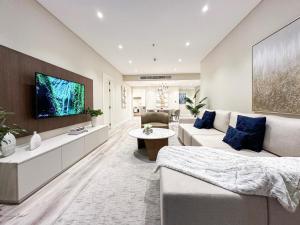 uma sala de estar com um sofá e uma televisão em Fabulous 2BR in Anantara Resort em Dubai