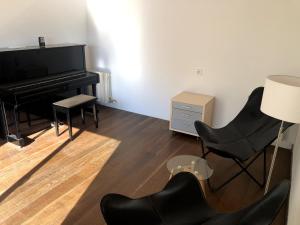 Televízia a/alebo spoločenská miestnosť v ubytovaní R64 Deluxe Villa Déjà Vu