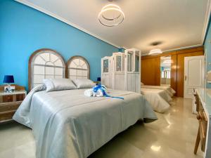 um quarto com uma cama grande e um bicho de peluche. em Casa Felicitas Medina em Medina del Campo