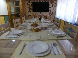 uma mesa com pratos e copos de vinho em Casa Felicitas Medina em Medina del Campo
