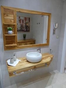 a bathroom with a sink and a mirror at Casa Felicitas Medina in Medina del Campo