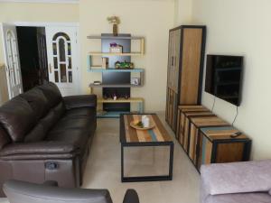sala de estar con sofá de cuero y mesa de centro en Casa Felicitas Medina en Medina del Campo