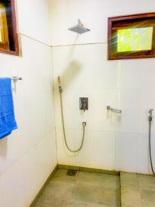 錫吉里亞的住宿－Sigiri Sunrise Villa，一间带软管淋浴的浴室