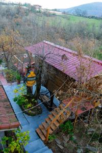 una pequeña casa con techo púrpura y banco en Kaltur Boutique Hotel, en Yalova