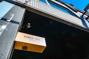台南的住宿－Times Inn - Tainan，建筑物一侧的标志