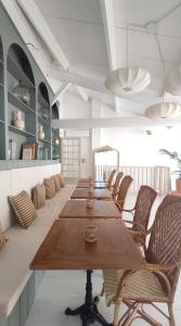 una larga mesa de madera en una habitación con sillas en Maison Charmeilles - La suite Pomerol en Fronsac