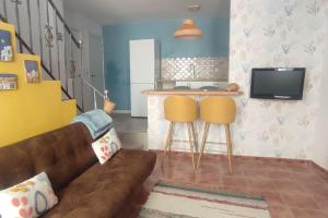 uma sala de estar com um sofá e uma mesa em Tu casa em Almeria