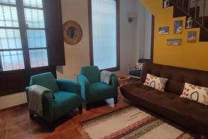 a living room with a couch and two chairs at Tu casa in Almería