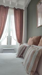 1 dormitorio con 1 cama y ventana grande en Maison Charmeilles - La suite Pomerol en Fronsac