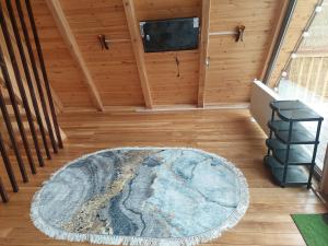 Habitación con alfombra en suelo de madera en Paradise Bungalows - Heated pool en Bum