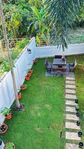 einen Hinterhof mit Picknicktisch und Topfpflanzen in der Unterkunft AURIFLEX HOUSE in Krabi