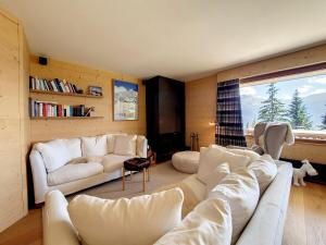 ein Wohnzimmer mit zwei weißen Sofas und einem Fenster in der Unterkunft La Ruinette - Cosy 2 Bed With Stunning Views in Verbier