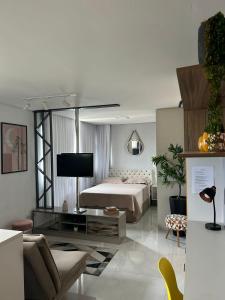 a bedroom with a bed and a tv in it at Mi casa Su Casa Apartment Studio 1 a 4 pessoas in Curitiba