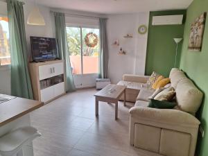 sala de estar con sofá y mesa en Vera Sol y Mar - Naturist Zone, en Playas de Vera