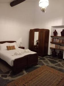 Quinta do Mocho في Arcos: غرفة نوم بسرير وخزانة ومرآة
