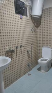 een badkamer met een toilet en een wastafel bij Manikarn Resort in Joshimath