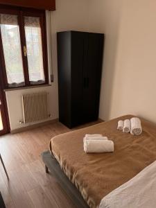 una camera da letto con un letto e asciugamani di Casa Udine Charme 5 posti letto 