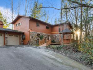 une grande maison avec une allée en face de celle-ci dans l'établissement Shooting Star, à Gatlinburg