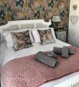 uma cama branca com almofadas e cobertores em Emily House em Redcar