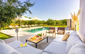 patio con divano, tavolo e piscina di Nice Home In Stankovci With Kitchen a Stankovci