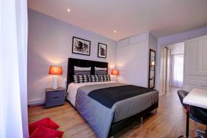 A bed or beds in a room at La Coccinelle - Appartement proche Centre-Ville - Cosy - Mon Groom