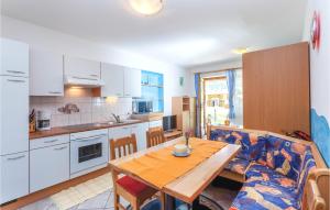 cocina y sala de estar con mesa y sofá en Beautiful Apartment In Kartitsch With 2 Bedrooms And Wifi, en Kartitsch