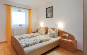 1 dormitorio con cama y ventana en Beautiful Apartment In Kartitsch With 2 Bedrooms And Wifi, en Kartitsch