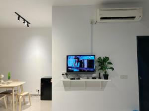 sala de estar con TV en una pared blanca en The Sunset Studio 2-4pax Johor Bahru Paradigm UTM, en Johor Bahru
